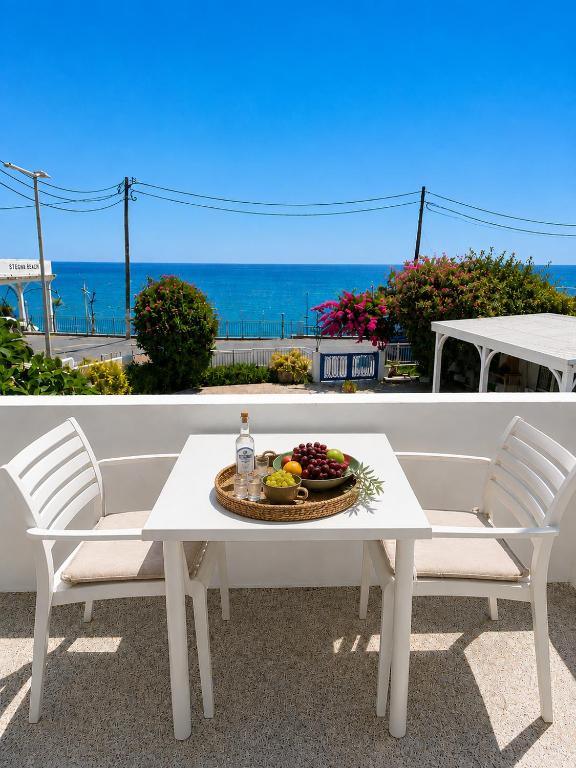 Balkon mit Tisch und Stühlen und Blick auf das Meer