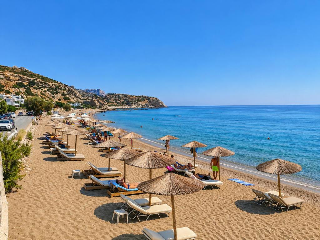 Blick über den Strand in die geschützte Stegna-Bucht auf Rhodos
