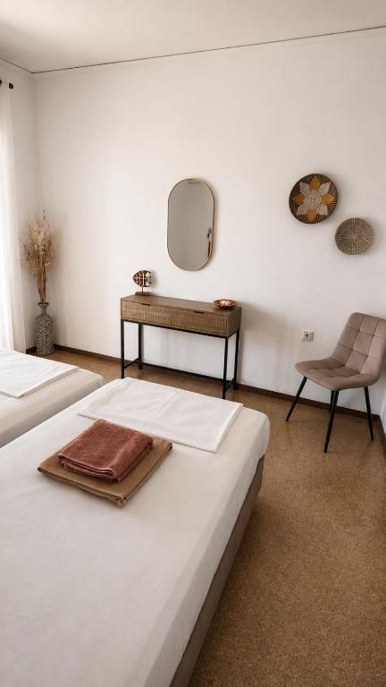 Schlafzimmer mit Einzelbetten, Spiegel und Konsole in Naturtönen