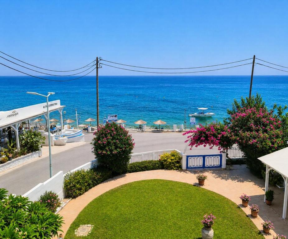 Blick vom Haus über den grünen Garten zum Meer und Strand