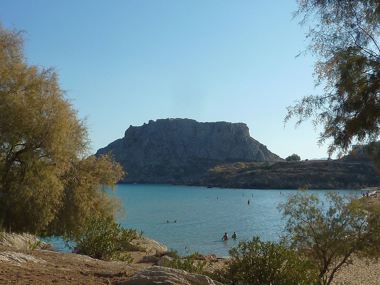 Blick vom Agathi-Strand zur mittelalterlichen Burg Feraklos