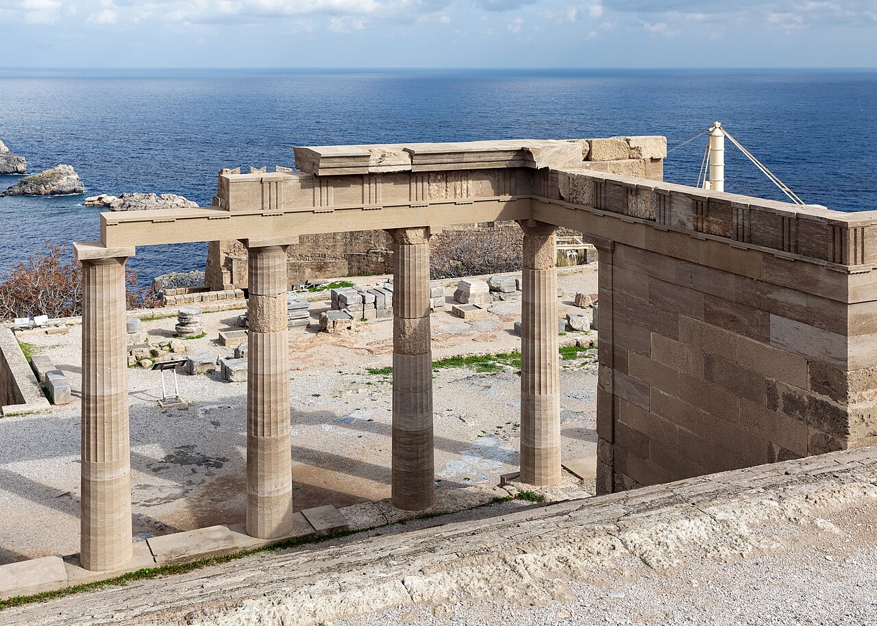 Antike Säulen auf der Akropolis von Lindos mit Blick auf das Meer