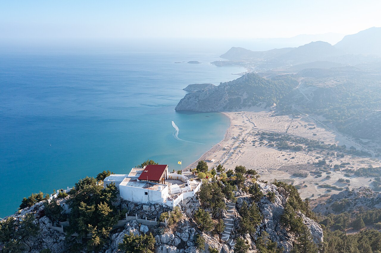 Tsambika-Strand und Klosterkapelle auf Rhodos aus der Luft